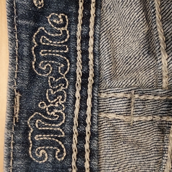 NWOT Women's Miss Me Distressed Washed Denim Capris Size 28 Embossed - Picture 2 of 12